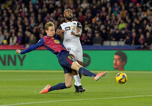 足球英超豪门逆转取胜，主帅赛后握拳怒吼